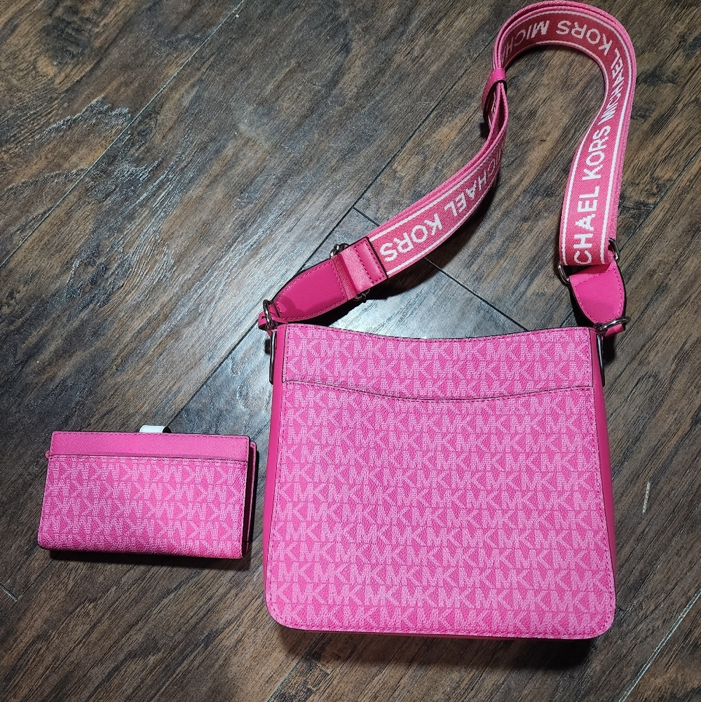 Michael Kors Jet Set Signature Crossbody with Wallet - Picture 2 of 8